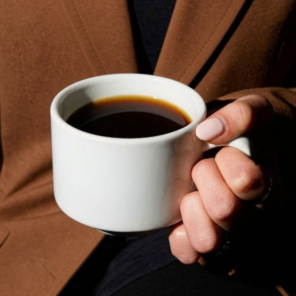 taza-de-cafe-en-la-mano-arreglada